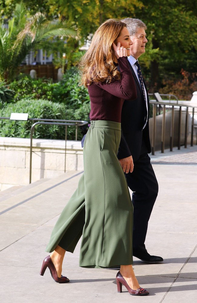 Untuk bawahan, ibu tiga anak ini mengandalkan kulot hijau dari brand Jigsaw yang merupakan brand favoritnya. Celana ini diketahui berharga 130 pound sterling atau sekitar Rp 2,2 juta. Foto: Getty Images