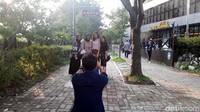Mumpung berada di Kota Busan, kesempatan untuk berfoto-foto di depan Jalan Surabaya jangan sampai dilewatkan. (Hilda/detikcom)