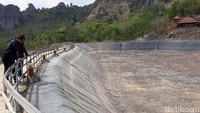 Pengelola Gunung Api Purba Nglanggeran, Aris Triyono mengatakan, keringnya embung Nglanggeran sudah berlangsung sejak memasuki puncak musim kemarau. Menurutnya, keringnya embung tersebut juga terjadi tahun lalu.