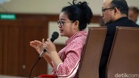 Menurut Miryam, saat itu penyidik yang menekan dirinya dalam pemeriksaan di KPK yaitu Novel Baswedan. Saat proses pemeriksaan Miryam diberikan kesempatan untuk membaca kembali BAP.