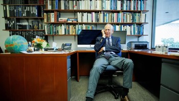 James Peebles langsung sibuk menerima ucapan selamat. James yang kelahiran Kanada ini adalah akademisi di Princeton University. Foto: Reuters
