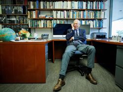 Pemburu Planet dan Pakar Big Bang yang Menang Nobel Fisika