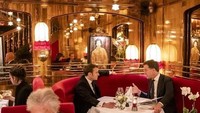 Mark termasuk sosok yang bisa menyesuaikan diri dalam berbagai momen. Ia bisa santai ketika makan dengan anak muda, tapi ia juag bisa serius ketika makan bersama koleganya. Foto: instagram @minpres
