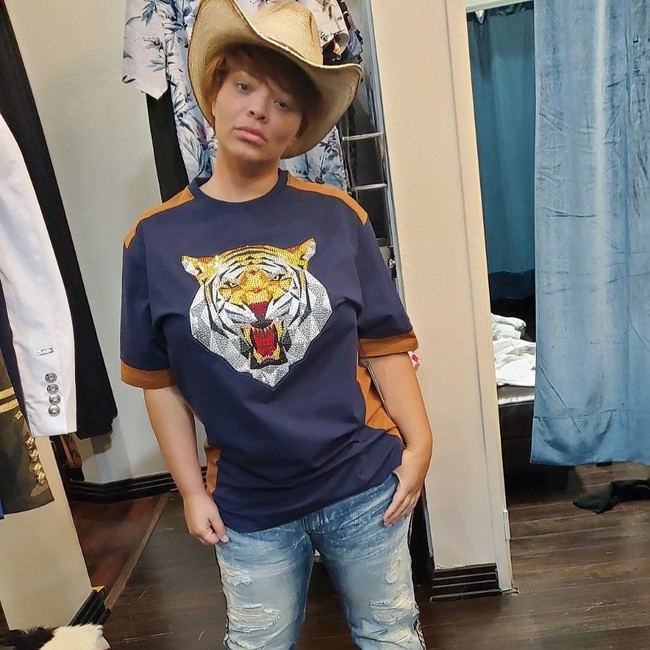 Di sejumlah penampilan terakhirnya di Instagram, Trisha memang kerap tampil dengan gaya yang tomboy. Ia tampil dengan mengenakan kaus, celana jeans dan rambut pendek.  Foto: Instagram @trishapaytas