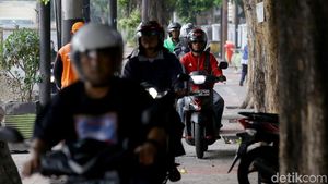 Pak Ogah di Jakpus Pungli Pemotor Mau Naik Trotoar, Polisi Bertindak
