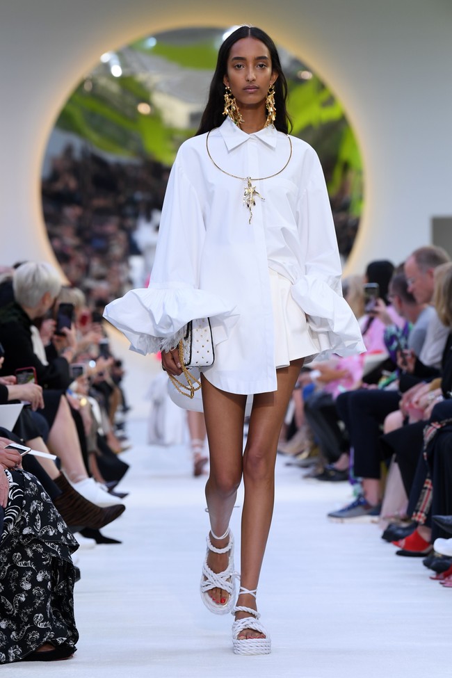 Valentino memamerkan koleksi terbarunya di Paris Fashion Week Spring 2020, Prancis. Minggu (29/9/2019). Photo by Pascal Le Segretain/Getty Images.