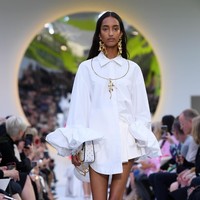 Valentino memamerkan koleksi terbarunya di Paris Fashion Week Spring 2020, Prancis. Minggu (29/9/2019). Photo by Pascal Le Segretain/Getty Images.