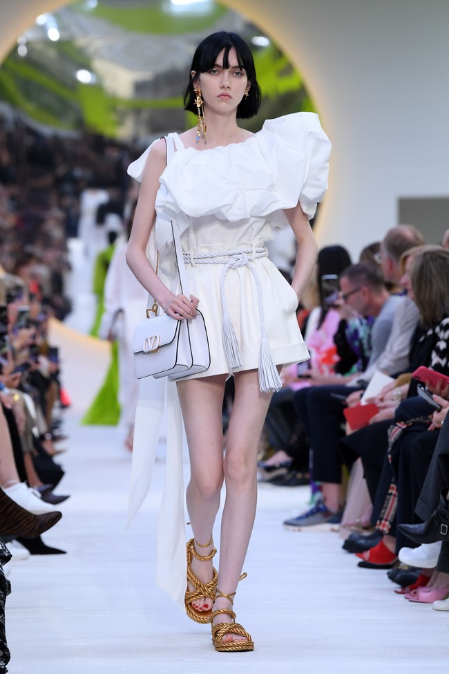 Valentino memamerkan koleksi terbarunya di Paris Fashion Week Spring 2020, Prancis. Minggu (29/9/2019). Photo by Pascal Le Segretain/Getty Images.