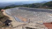 Beginilah situasi terkini Embung Nglanggeran di Gunungkidul, Yogyakarta. Saat musim kemarau, debit air embung ini menyusut secara drastis. (Pradito/detikcom)