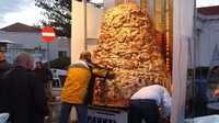 Bisa buat dengan makan daging kebab seberat 4.022 kg yang dibuat oleh Zith Catering Equipment LTD pada 31 Desember 2008. Foto: Guinness World Records