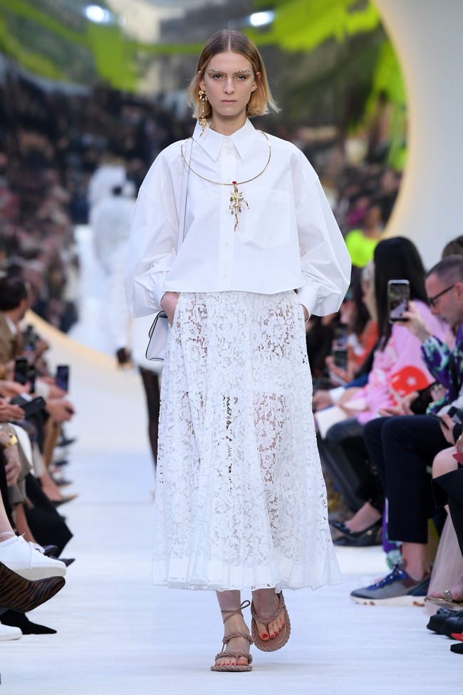 Valentino memamerkan koleksi terbarunya di Paris Fashion Week Spring 2020, Prancis. Minggu (29/9/2019). Photo by Pascal Le Segretain/Getty Images.