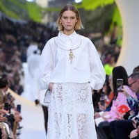 Valentino memamerkan koleksi terbarunya di Paris Fashion Week Spring 2020, Prancis. Minggu (29/9/2019). Photo by Pascal Le Segretain/Getty Images.
