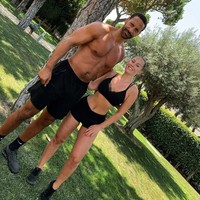 Menikahi mantan atlet, Kate Wright sendiri juga senang olahraga. Ia latihan lima hari dalam seminggu dan mengaku memang bekerja keras untuk mempertahankan bentuk tubuh. Beberpa kali ia mengunggah foto olahraga bersama dengan Rio. Foto: Instagram @xkateferdinand