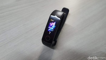 Honor Band 5 punya layar AMOLED berukuran 0,95 inch dengan 2,5D Curverd Glass. Foto: Adi Fida Rahman/detikINET