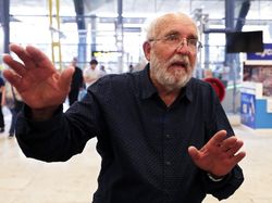 Pemburu Planet dan Pakar Big Bang yang Menang Nobel Fisika