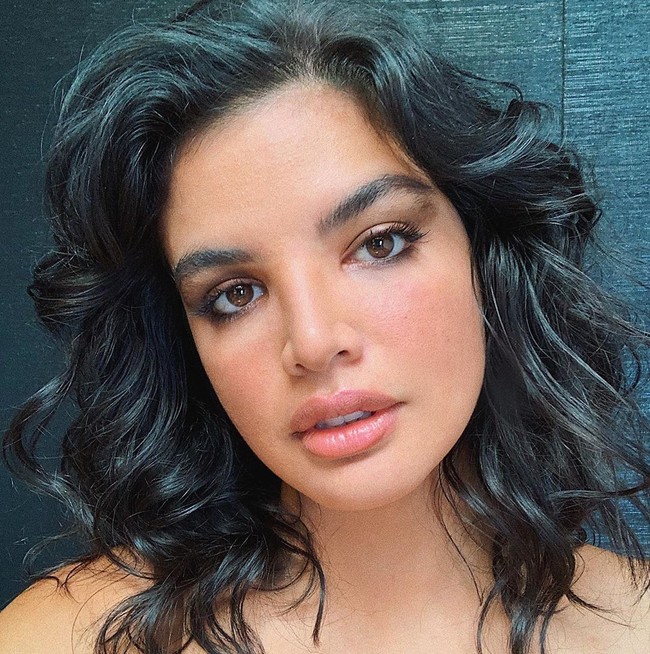 Saya yang berumur 22 tahun dulu dan saya yang berumur 25 tahun sekarang. Saya tidak perlu berbicara banyak, tapi yang bisa saya katakan adalah di sebelah kiri saya lebih kecil, saya tidak bahagia, gelisah, dan tidak sehat. Saya tidak makan, saya tidak berolahraga dan tidak mencintai diriku sendiri, tulisnya. Foto: Instagram