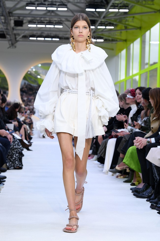 Valentino memamerkan koleksi terbarunya di Paris Fashion Week Spring 2020, Prancis. Minggu (29/9/2019). Photo by Pascal Le Segretain/Getty Images.