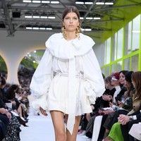Valentino memamerkan koleksi terbarunya di Paris Fashion Week Spring 2020, Prancis. Minggu (29/9/2019). Photo by Pascal Le Segretain/Getty Images.