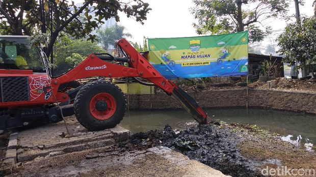 Jelang Musim Hujan, Pemkot Bandung Marathon Bersihkan Sungai