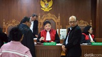 Selain Novel, jaksa menghadirkan mantan anggota DPR Miryam S Haryani dan jaksa KPK Ariawan Agustiartono. Ketiga saksi sebelum memberikan keterangan disumpah terlebih dahulu.