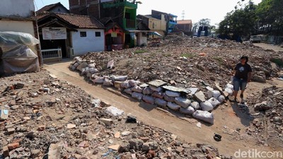Mengais Puing-puing Korban Proyek Kereta Cepat JKT-BDG