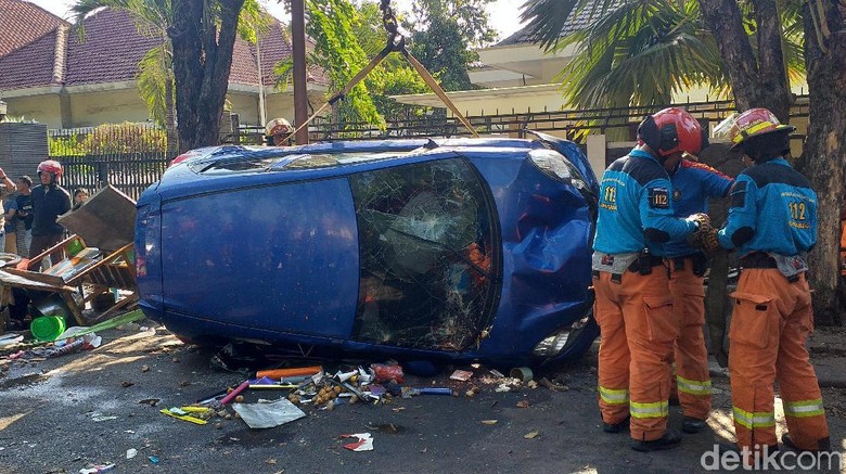  Oleng  Lalu Tabrak Orang dan Gerobak Bakso Sebuah Mobil  