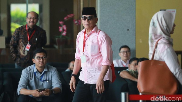 Rizal Djalil Gendong Tas Merah di KPK