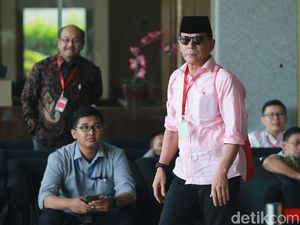 Rizal Djalil Gendong Tas Merah di KPK