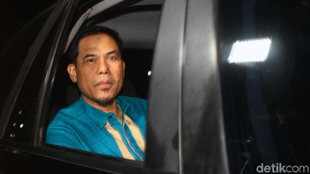 Munarman selesai menjalani pemeriksaan sebagai saksi terkait kasus penculikan dan penganiayaan Ninoy Karundeng. Munarman tampak meninggalkan Polda Metro Jaya.