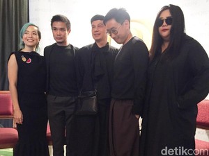 Dewi Fashion Knight Akan Tutup Jakarta Fashion Week dengan Karya 4 Desainer