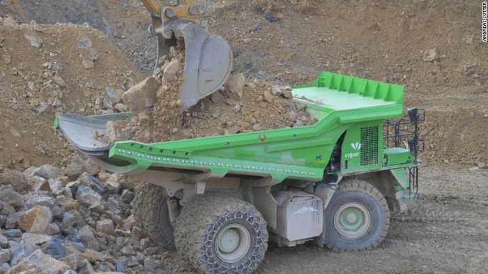 Truk Dumper biasa dijumpai di areal pertambangan kini tak lagi mengeluarkan polusi. Hal ini terlihat di sebuah tambang wilayah Biel, Swiss mengoperasikan sebuah truk yang mampu memilikii kapasitas hingga 110 ton, namun bertenaga listrik.

Kendaraan tambang tersebut dipanggil e-Dumper dibuat oleh Kuhn Schwitz dari basis Komatsu HB 605-7.