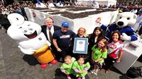 Pembuat Ice Cream Cake ini berfoto di depan mahakarya es krim yang dibuat dengan berat 10.130 kg. Rekor ini dilakukan di Yonge-Dundas Square in Toronto, Kanada pada 10 Mei 2011 silam. Foto: Guinness World Records
