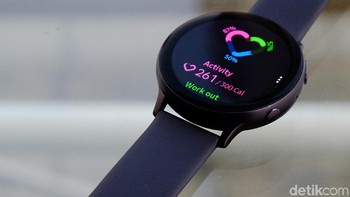 Untuk fungsi olahraga, Galaxy Watch Active2 dapat secara manual melacak lebih dari 39 latihan yang tujuh di antaranya diaktifkan secara otomatis yaitu berlari, berjalan, bersepeda, berenang, mesin dayung, mesin elips dan latihan dinamis. (Foto: Muhammad Ridho/detikcom)