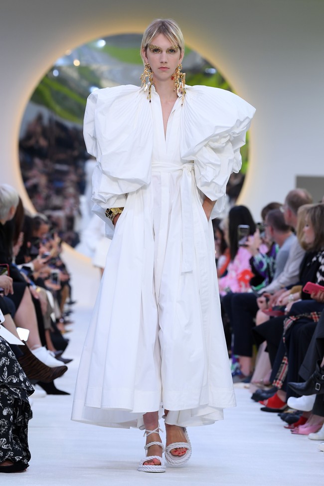 Valentino memamerkan koleksi terbarunya di Paris Fashion Week Spring 2020, Prancis. Minggu (29/9/2019). Photo by Pascal Le Segretain/Getty Images.