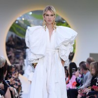 Valentino memamerkan koleksi terbarunya di Paris Fashion Week Spring 2020, Prancis. Minggu (29/9/2019). Photo by Pascal Le Segretain/Getty Images.