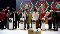 Direktur Sales PT Telekomunikasi Selular (Telkomsel) Ririn Widaryani (dari kanan) bersama Senior Vice President Corporate Secretary Telkomsel Muharam Perbawamukti, Direktur Utama Lembaga Pengelola Dana Bergulir-usaha mikro kecil dan menengah  (LPDB-UMKM) Braman Setyo, dan Presiden Direktur Santri Milenial Center (Simac) Gus Nur Rahman, memperlihatkan aplikasi, di Jakarta, Rabu (9/10). Foto: dok. Telkomsel