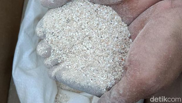 Menyulap Sampah Kulit Rajungan Jadi Bernilai Jual Tinggi di Karawang