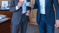 Lewat instagram pribadinya @minpres Mark kerap mengunggah momen kulineran. Termasuk ketika meneguk secangkir kopi hangat bersama anak muda yang aktif dalam organisasi sosial ini. Foto: instagram @minpres