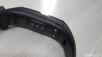 Honor Band 5 yang dirilis di China memiliki sensor SpO2 yang tidak dipunyai gelang pintar Xiaomi. Sensor ini untuk memperkirakan kadar oksigen darah. Untuk yang masuk ke Indonesia mungkin juga langsung dilengkapi fitur ini, atau ditambahkan kelak lewat update. Foto: Adi Fida Rahman/detikINET