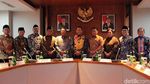 Senyum Para Pimpinan MPR di Rapat Perdana