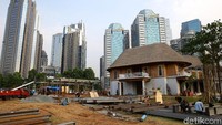 Hutan kota yang berada di kawasan Gelora Bung Karno (GBK) sedang direnovasi, Rabu (10/9/2019).