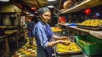 Dipenuhi dengan ratusan pekerja, setiap harinya dapur di dalam restoran ini tak pernah berhenti mengolah aneka hidangan yang enak. Foto: Istimewa