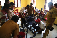 Tim President University Buat Alat Ubah Sekam Jadi Produk Nilai Tinggi