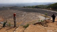 Selain itu, Aris menyebut keringnya embung Nglanggeran karena pemanfaatan air untuk menyirami tanaman buah di bawah embung.