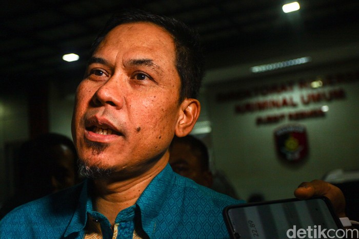 Munarman selesai menjalani pemeriksaan sebagai saksi terkait kasus penculikan dan penganiayaan Ninoy Karundeng. Munarman tampak meninggalkan Polda Metro Jaya.