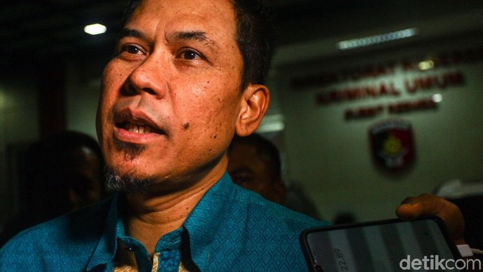 Munarman selesai menjalani pemeriksaan sebagai saksi terkait kasus penculikan dan penganiayaan Ninoy Karundeng. Munarman tampak meninggalkan Polda Metro Jaya.