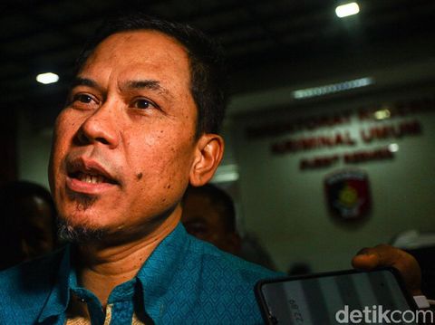 Munarman selesai menjalani pemeriksaan sebagai saksi terkait kasus penculikan dan penganiayaan Ninoy Karundeng. Munarman tampak meninggalkan Polda Metro Jaya.