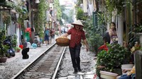 Seperti diketahui, rel kereta api di kawasan Vietnam banyak yang berada berdekatan dengan rumah maupun toko-toko milik warga. Aktivitas perdagangan seperti berjualan makanan ringan di area sekitar rel kereta api itu pun jadi rutinitas yang kerap ditemui saat berkunjung ke Hanoi, Vietnam.
