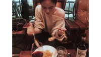 Makan pasta makin istimewa karena Han Seo Hee ditemani segelas red wine. Kira-kira gelas satunya lagi miliki siapa ya? Foto: Instagram hxxsxxhee