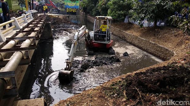 Jelang Musim Hujan, Pemkot Bandung Marathon Bersihkan Sungai